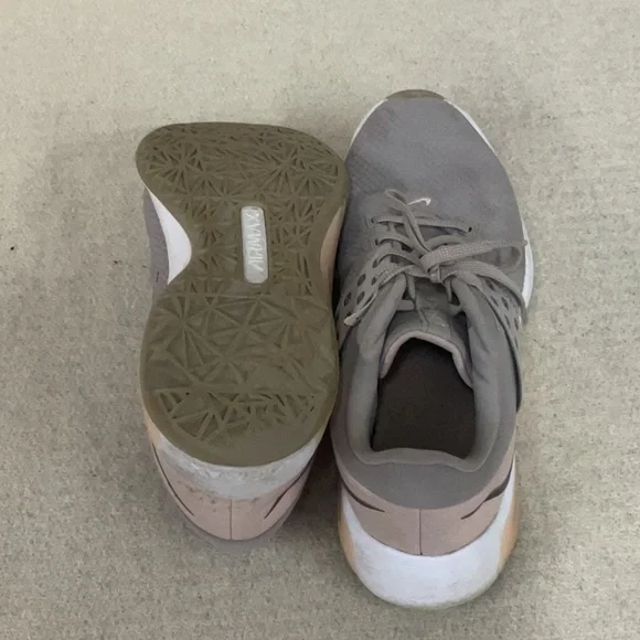 EUC Woman’s Nike sneakers - Picture 5 of 6